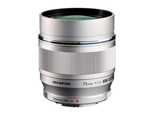 ・シルバー 75mm F1.8 ET-M7518・ET-M7518・付属品:レンズキャップ(LC-58E)、レンズリアキャップ(LR-2)、取扱説明書、オリンパス国際書商品紹介 開放F1.8からシャープでヌケのよい描写力で、「M.ZUIKO DIGITAL」シリーズ最高クラスの画質を実現。高画質で定評のあるフォーサーズレンズ「ZUIKO DIGITAL ED 150mm F2.0」に匹敵する光学性能を実現しました。EDレンズを3枚採用することで、望遠系レンズに目立ちやすい軸上色収差を補正し、HRレンズを2枚採用することにより、大口径レンズで発生する球面収差を良好に補正します。全長69mmと小型ながらも、9群10枚の合理的なレンズ設計により、画面中心から周辺部まで、シャープでヌケのよい描写性能を提供します。 ご注意（免責）必ずお読みください 本製品に関する初期不良の確認、仕様の説明などは、オリンパスカスタマーサポートセンター まで直接お問い合わせ下さい。 オリンパスカスタマーサポートセンター Tel:0570-073-000 営業時間:平日および土曜・日曜・祝日9:30~18:00 年末年始、システムメンテナンス日はお休みとなります。