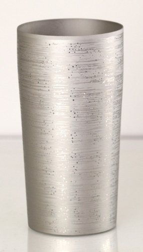 和食器・シルバー T-08-RY-SS・昭和59年創業、新潟県燕市でトップに君臨するチタンのホリエ製。・新しい保冷技術が氷を2時間以上溶かしません。・きめ細やかな泡カップ内側には特殊な処理が施してあり、ビールを注ぐと微細な凹凸がきめ細かい泡を作ります。・直径7cm×高さ13.5cm 重量115g 容量350cc商品紹介 [チタン2重タンブラー 涼] 他にはない清潔感と確かな品質で定評のあるHORIEのチタン製タンブラー。 ビールの泡立ちや、軽くて便利な2重構造など優れた特徴はそのままに、 涼しげで柔らかな印象の新デザインが誕生しました。 [made in 新潟県燕市] 日本を代表する金属加工製品の一大産地。とりわけ燕市は金属製洋食器においては 日本国内生産シェアの90%以上を占めています。 [チタン加工のホリエ] 昭和59年に新潟県燕市に創業したホリエが作るチタンタンブラーは、全体が薄いチタンの二重構造になっていて、 通常のグラスより高い保冷力・保温力を発揮します。 また、飲み口部分は口当たりが良い様に薄く作られています。 [チタンという素材] 1. チタンはイオン化せず無味無臭で、飲み物全てを美味しくまろやかに演出します。 2.チタンは、アレルギーフリーのやさしい素材。 赤ちゃんからお年寄りまで、どなたでも安心・安全にお使いいただけます。 3.軽量で強く、しかも錆びない。落としてしまっても割れたりせず、とても長持ちするのでお得です。 4.光抗菌作用があり、太陽・蛍光灯の光の当たる場所で乾かすだけで、常に清潔を保つことができます。 [国産/新潟県燕市が誇るHORIEの技術] 1.新しい保冷技術が氷を2時間以上とかしません。 2.重要なポイントは、一般的な溶接技術では考えられないほどスマートに接合されたフチ。 違和感を感じさせないスムーズな口当たりで飲み物の美味しさをダイレクトに楽しむことができます。 3.きめ細やかな泡カップ内側には特殊な処理が施してあり、ビールを注ぐと微細な凹凸がきめ細かい泡を作ります。 4.他にはないほど真っ白なムース状の泡は、ビールの風味・旨味を逃さずしっかり守ります。 より ●適温を保つ二重構造は、適温を逃しにくく、保冷・保温効果に優れ、冷たく冷えたビールは勿論、ロックアイスを入れてキリッと飲みたい水割りや、体の芯まで温まるお湯割りにも使える。冷たいものを入れても結露ができにくいのも嬉しいポイント。唇が直接触れるフチ部分は薄く仕上げてあり、その口当たりは違和感なく、極めてスムーズ。ビールを注いだ時の泡立ちは、他には無いほど真っ白でクリーミーで、ビールの風味・旨味を逃さず閉じ込めて、しっかり守る