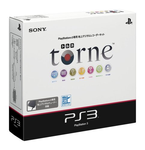 より torne(トルネ)は、「プレイステーション 3」（PS3）の魅力をさらに拡げる専用周辺機器として、 地上デジタルチューナーと視聴・録画アプリケーションをセットにしたPS3専用地上デジタルレコーダーキットです。 この地上デジタルチューナーを付属のUSBケーブルでPS3に接続し、 専用のアプリケーション（BD-ROM）をPS3にインストールすると、 地上デジタルテレビ放送の視聴、録画が簡単に行えます。（） BS・CS放送及びデータ放送は非対応です。 CATVはパススルー方式のみ対応します。CATVにてご利用の場合はこちらをご確認ください。 見る 地上デジタル放送を視聴、録画可能。 PS3専用地上デジタルチューナーを同梱（1） フルハイビジョン対応、5.1chサラウンド対応（2） 字幕放送、2ヶ国語放送対応 フルハイビジョン画質での録画が可能詳しく見る 見ながらネット対応詳しく見る （1）地上デジタル放送専用です、地上アナログ放送、BS/CS放送には対応していません。 CATVについてはパススルー方式のみ対応します。 地上およびBSのアナログ放送は20より torne(トルネ)は、「プレイステーション 3」（PS3）の魅力をさらに拡げる専用周辺機器として、 地上デジタルチューナーと視聴・録画アプリケーションをセットにしたPS3専用地上デジタルレコーダーキットです。 この地上デジタルチューナーを付属のUSBケーブルでPS3に接続し、 専用のアプリケーション（BD-ROM）をPS3にインストールすると、 地上デジタルテレビ放送の視聴、録画が簡単に行えます。（） BS・CS放送及びデータ放送は非対応です。 CATVはパススルー方式のみ対応します。CATVにてご利用の場合はこちらをご確認ください。 見る 地上デジタル放送を視聴、録画可能。 PS3専用地上デジタルチューナーを同梱（1） フルハイビジョン対応、5.1chサラウンド対応（2） 字幕放送、2ヶ国語放送対応 フルハイビジョン画質での録画が可能詳しく見る 見ながらネット対応詳しく見る （1）地上デジタル放送専用です、地上アナログ放送、BS/CS放送には対応していません。 CATVについてはパススルー方式のみ対応します。 地上およびBSのアナログ放送は2011年7月24日で終了します。 CATVにてご利用の場合はこちらをご確認ください。 （2）番組によってはフルハイビジョンでない場合や、サラウンド放送でない場合もあります。また、データ放送には対応していません。 簡単チャンネル切り替え テレビの画面でボタンを押すと、放送中の番組一覧から見たい番組を選ぶことができます。 色の付いている部分は、番組の残り時間（割合）を示しています。 方向キーの下を押すと、次の番組を確認することもできます。 また、「トルミル情報」表示を有効にしている場合は、選択している番組の「トルミル情報」を確認することができます。 BDリモートコントローラ対応 BDリモートコントローラ（別売）を使えば、普通のテレビのようにチャンネルボタンで切りかえることができます。 また、BDリモートコントローラはビデオプレイヤーの操作でも使うことができます。 地デジ対応テレビじゃなくてもOK torne(トルネ)を使えば、地上デジタルチューナーが搭載されていないテレビやPCモニタなどでも地上デジタル放送を見ることができます（3）。 （3）地上デジタル放送を受信できる環境が必要です。 PCモニタなどをお使いになる場合は、PS3が接続できるHDCP対応のモニタをお使い頂く必要があります。 PS3専用地上デジタルチューナーとPCモニタだけで地上デジタル放送を視聴することはできません。 探す 番組表を使うと、放送波から取得した最大1週間分の番組情報を見ることができます。 PS3のパワーを活かしたカラフルでスピーディな番組表は、見たい番組をすばやくチェックすることができます。 左スティック上下で、1日単位で移動することもできます。 録る。 テレビの画面では、見ている番組をすぐに録画することができます。 番組表や番組検索で見つけた番組は、その場で簡単に録画予約することができます。 予約は50件まで設定可能です。 連携する。 PSPでリモートプレイ PSPのリモートプレイ機能を使えば、テレビの無い別の部屋からでもtorne(トルネ)を使うことができます（1）。 例えば寝室やキッチンなど、家中どこでもテレビやビデオを楽しむことができます。 また、誰かがリビングのテレビを使っていても、PS3が空いていれば、PSPでテレビ番組を見ることができます。 リモートプレイ中は、torne（トルネ）のすべての機能を使うことができます。 テレビやビデオを見たり、番組表や番組検索などもすべて使うことができます（テレビ画面にはリモートプレイ中であることが表示されます）。 （1）無線LANの接続環境によってはリモートプレイが動作しない可能性があります。 また、インターネット経由での接続モード、インフラストラクチャモードには対応しておりません。 PSPでビデオを見る。 録画した番組をPSPへ書き出すことができるので、高画質のビデオをいつでもどこでも楽しむことができます。 書き出したビデオは、PSPのホームメニューにあるビデオ列に表示されます。 書き出しはワンセグ放送のビデオではなく、PSP用の専用サイズで再エンコードされたビデオが書き出されます（2）。 ファイルサイズは標準画質モードで1時間あたり約250MB、高画質モードで1時間あたり約500MBです。 また、地上デジタル放送のダビング10に対応しており、同じビデオは9回まで書き出すことができます。 （2）書出しにはビデオの実時間の約1/3~1/2程度の時間がかかります。 また、録画中にPSP書き出しを行った場合は、書き出し時間が長くなる場合があります。 つながるネットワーク 見ながらネット テレビ、ビデオや番組表を見ているときは、1ボタンでブラウザーが起動できるので、番組に関することや、 出演者の情報など、気になったことをすぐにインターネットで検索することができます。 オンラインアップデート(ver.2.00)により新機能「オンラインマニュアル」が追加されます。 新機能追加オンラインアップデート 録画モードに「3倍モード」を追加 録画モードに、「DRモード」に比べ約3倍長く高画質で録画できる「3倍モード」を追加します。 録画された映像は、映画、スポーツ、アニメなど、映像ジャンル毎に最適化されたアップコンバート機能とノイズリダクションにより、美しく再現されます。 追いかけ再生に対応 録画中のテレビ番組を再生できるようになります。 追いかけ再生中も早送りや早見再生、シーンサーチなどの機能を使用することができます。 「トルミル情報」表示 「トルミル情報」はtorne(トルネ)独自の情報で、その番組がどのくらい録画予約されているのか（トル）や、 どのくらい観られているのか（ミル）をチェックすることができます。（1） 「トルミル情報は、テレビ画面のチャンネルパネルや、番組を検索するときなどに確認することができます。 （1）「トルミル情報」表示機能を使用するには、「トルミル情報」表示機能を有効にしてください(初期設定では無効となっています）。 また、PlayStationNetworkのアカウントが必要となります。PlayStationNetworkについて詳しくはこちらをご覧ください。 「トルミル情報」は独自の集計単位であり、ネットワーク専用で地域単位の情報となっております。・商品の説明 箱説と付属品全て揃ってます。