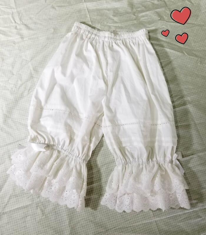 コットン生地で作られていて、程よい厚みがあります☆レギンスとして着用しても素敵♪裾部分はゴムがあり、伸縮性があります。2枚重ねの刺繍レースがとってもエレガント☆ウエストは伸縮性があります。ホワイトツイル綿、ホワイトジャガード綿、生成りジャガード綿からお選びください。◆素材: 綿◆カラー: ホワイトツイル綿、ホワイトジャガード綿、生成りジャガード綿◆サイズ:フリーサイズ ウエスト55-100cm、ヒップ115-120cm、裾まわり60cm-72cm関連ワードかわいい ランジェリー ボトムス ロリータ ゴスロリ ゴシック ロリィタ フェミニン 華ロリ ゴシックロリータ 可愛い 小悪魔 ゆめ フリル キュート 清純 純白 ロリータ ゴスロリ ゴシック ロリィタ フェミニン 華ロリ ゴシックロリータ 可愛い 小悪魔 ゆめかわいい ワンピース ブラウス トップス スカート ボトムス ドレス 帽子 ヘッドドレス カチューシャ タイツ ニーハイ ニーソックス バッグ ロング 半袖 七分丈 長袖 オフショルダー レース フリル コスプレ パフスリーブ レディース ハロウィンかぼちゃパンツ ドロワーズ ロリータ ボトムス パンツ 新登場! 60cm 70cm 80cm ホワイトツイル綿 ホワイトジャガード綿 生成りジャガード綿