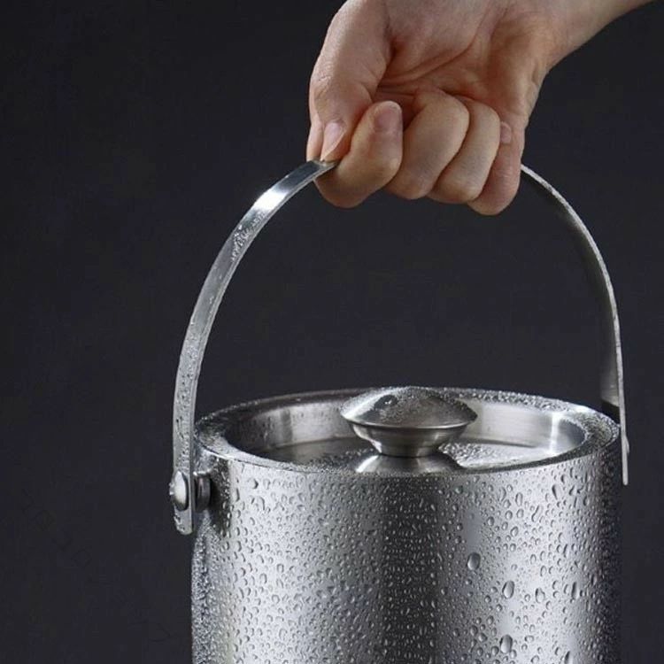 2L/3L大容量家族でのキャンプや、活動に便利なサイズ●コンパクト持ち手が付いていて、持ち運び楽々●高い保冷性密封性高い蓋付き 冷気を外に逃さない●こだわりの機能性耐候性にも優れ、ほとんど経年劣化しません。 サイズ2L 3Lサイズについての説明2L-直径14.2x高さ13.5cm3L-直径16.5×高さ17.8cm※商品のサイズは手作業で測定させて頂いておりますので、若干の誤差があります。素材304ステンレススチール色写真色備考●サイズ詳細等の測り方はスタッフ間で統一、徹底はしておりますが、実寸は商品によって若干の誤差(1cm～3cm )がある場合がございますので、予めご了承ください。●製造ロットにより、細部形状の違いや、同色でも色味に多少の誤差が生じます。●パッケージは改良のため予告なく仕様を変更する場合があります。▼商品の色は、撮影時の光や、お客様のモニターの色具合などにより、実際の商品と異なる場合がございます。あらかじめ、ご了承ください。▼生地の特性上、やや匂いが強く感じられるものもございます。数日のご使用や陰干しなどで気になる匂いはほとんど感じられなくなります。▼同じ商品でも生産時期により形やサイズ、カラーに多少の誤差が生じる場合もございます。▼他店舗でも在庫を共有して販売をしている為、受注後欠品となる場合もございます。予め、ご了承お願い申し上げます。▼ 出荷前に全て検品を行っておりますが、万が一商品に不具合があった場合は、お問い合わせフォームまたはメールよりご連絡頂けます様お願い申し上げます。速やかに対応致しますのでご安心ください。 アイスペール 蓋付き 二重構造 ステン キッチン用品 食器 調理器具 豊富 2L 3L 指定された配送時間は承っておりません。【コロコロショップ】