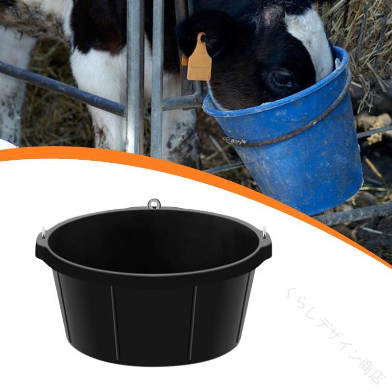 説明: 【製品サイズ】: 馬用飼料バケツ、餌や水を入れるのに十分なスペースがあります。口径: 45.5cm/17.91インチ、底径: 36.5cm/14.37インチ、高さ: 21.5cm/8.46インチ、容量: 25L 6.5ガロン。【ゴム構造】: フィーダーパンは高品質で厚みのあるゴム素材で作られており、頑丈で壊れたり割れたりしにくく、長期間使用できます。【使いやすい】: ゴム製の給餌皿は、持ち運びやすくしっかりとしたグリップを備えた丈夫な縁を備えており、持ち運びに便利です。屋内でも屋外でも使用できます。壁やフェンスに簡単に取り付けられる吊り下げ穴付き。【多機能】: ユーティリティゴムタブは、馬の飼料バケツ、鶏のダストバスタブ、犬用ボウル、水槽などとして使用でき、簡単に掃除でき、日常的に使用できるように設計されています。【幅広い用途】: ゴム製の給餌パンは、馬、犬、ヤギ、豚、鶏、アヒルなどの家畜の給餌に最適で、水や飼料を入れるのに最適です。 仕様: 素材: ゴム サイズチャート: 口径：45.5cm/17.91インチ底直径: 36.5cm/14.37インチ高さ: 21.5cm/8.46インチ容量: 25L 6.5ガロン パッケージに含まれるもの: ゴム製フィードパン1個 注意: 手動測定のため、1〜2cm / 0.39〜0.79インチの若干の誤差が生じる場合がありますのでご了承ください。ご購入前のご案内● サイズについて：スタッフ間で測り方を統一していますが、実寸に1〜3cmの誤差がある場合がありますのでご了承ください。● 商品の色は、撮影時の光やモニターによって異なる場合がありますのでご注意ください。● 生地特性により匂いが感じられることがありますが、数日で気にならなくなります。● 他店舗と在庫を共有しているため、受注後に欠品となる場合があります。▼出荷前には全て検品を行っておりますが、万が一商品に不具合があった場合は、お問い合わせフォームよりご連絡くださいますようお願い申し上げます。営業日に対応いたしますのでご安心ください。 【原産国／製造国: 中国】 .ゴム製 飼料パン 馬用飼料バケツ ユーティリティ 多目的 家畜用給餌パン 犬ボウル 農場 動物 給餌 犬 豚 アヒル ヤギ 畜産用品 フィーダー バケツ 耐久性 防水 軽量 持ち運び簡単。農場や畜産シーンで活躍する多機能給餌パンは、耐久性のあるゴム製で防水性も抜群。犬や豚、アヒル、ヤギなど多様な動物に対応し、軽量で持ち運びやすい設計。畜産用品として人気のおすすめ商品です。。 指定された配送時間は承っておりません。【くらしデザイン商店】