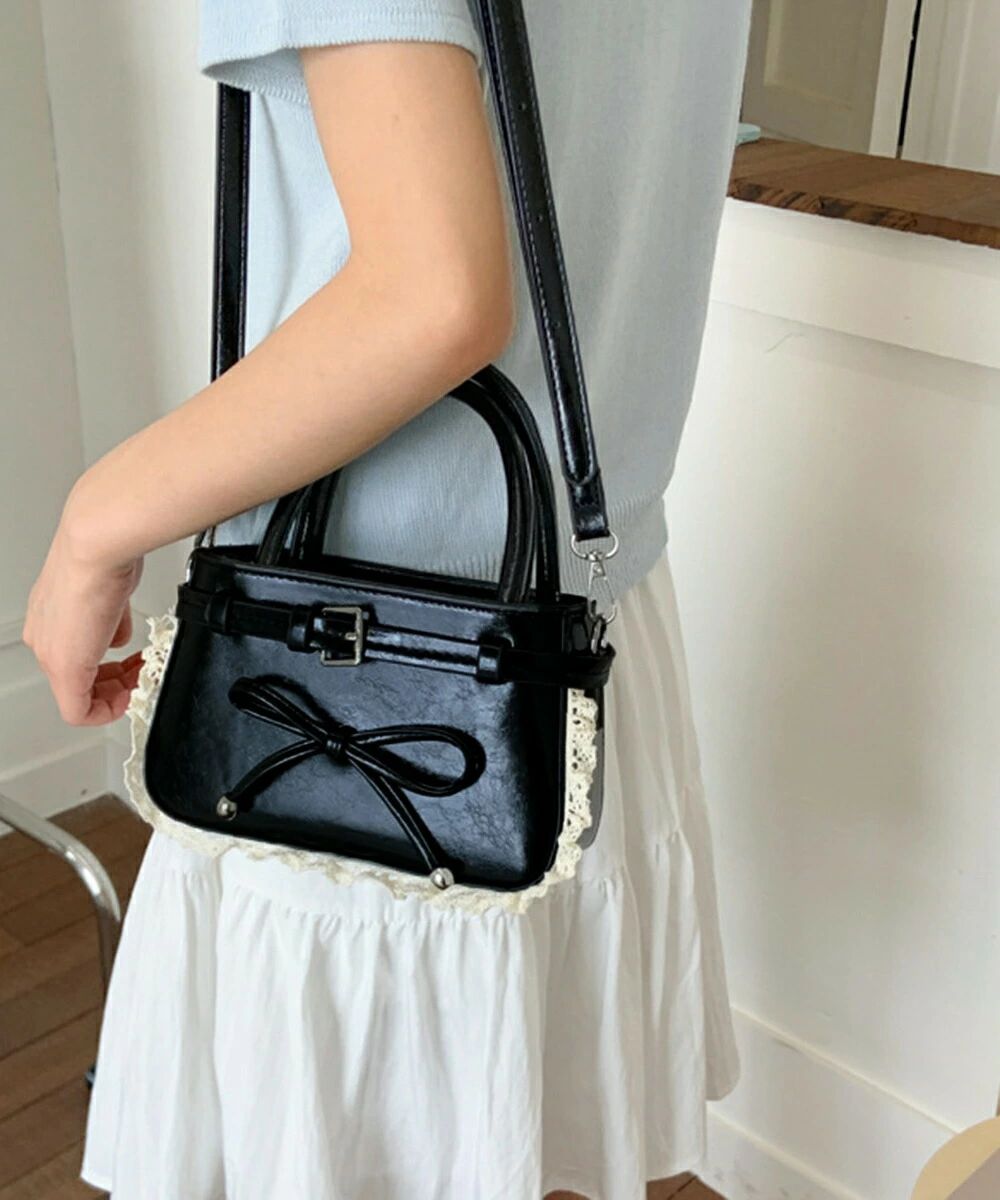 ショルダーバッグ 小さめ フェイクレザー ハンドバッグ スクエア 2way 肩掛けバッグ リボンデザイン 大人かわいい手提げ鞄 レース 斜め掛けカバン フェミニン 3