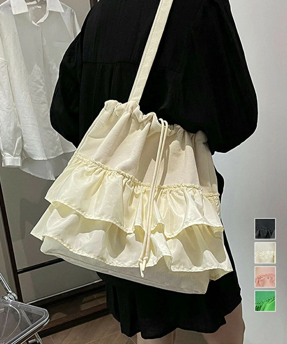 ■商品の特徴大きめ 巾着バッグ 異素材切り替え マザーズバッグ 通勤通学肩掛けバッグ カジュアル 大容量bag 韓国風 手提げバッグ甘すぎないティアードフリルデザインがポイントの肩掛けバッグ。キャンバス素材の土台に艶感のあるポリエステルフリルを組み合わせた、絞ると巾着風にもなる2WAY仕様。A4サイズが収納できる大容量で、内側にはファスナーポケットつき。韓国ファッションやフェミニンガーリー、大人カジュアルスタイルにぴったりのアイテム。■詳細説明素材：キャンバス+ポリエステルカラー：ブラック/アイボリー/ピンク/グリーンサイズ：高さ:約34cm 上横幅:約42cm 底横幅:約32.5cm マチ:約13.5cm 持ち手高さ:約27.5cm 持ち手長さ:約62cm（調節不可、取り外し不可)■収納について・A4対応（22×31cm)：〇・iPadmini対応（19.6×13.5×0.7cm)：〇・長財布（10×20cm）：〇・二つ折り財布:〇・キーケース:〇・ペットボトル横向き（500ml）：〇・ペットボトル縦向き（500ml）：〇重さ：約316g裏地：あり内ポケット：あり生産国：中国■その他説明※すべて平置きサイズです（採寸方法違いより、多少の誤差がございますので、ごください）。※海外輸入品のため、商品の細部仕様は多少異なる場合がございます。予めごの上、ご注文お願い致します。 メーカー希望小売価格はメーカーカタログに基づいて掲載しています