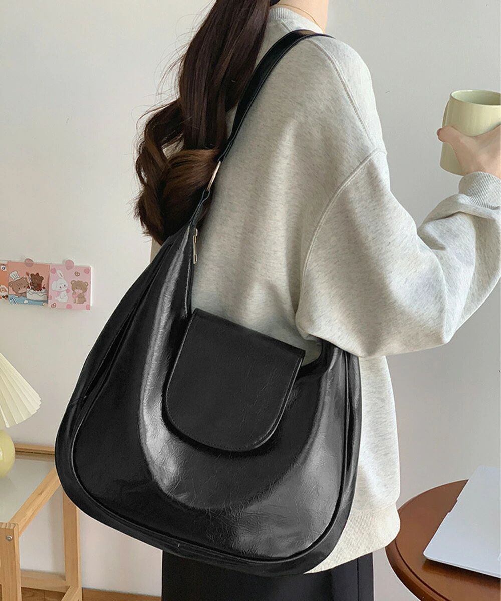 ホーボーバッグ黒フラップショルダーバッグ 三日月型ショルダーバッグ 韓国風肩掛けバッグ レディース マチ広いフェイクレザーバッグ大容量 合皮ファスナーバッグお洒落
