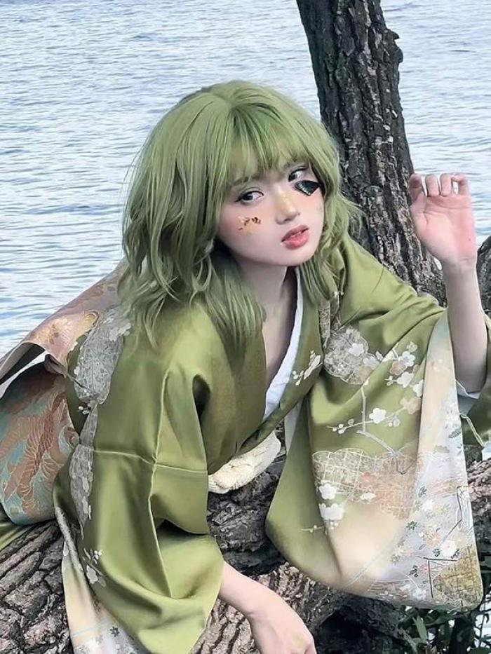 ウィッグ フルウィッグ グリーン 姫カット パーマ 巻き毛 レディース ハロウィン ふんわり前髪 ナチュラル 原宿風 かつら コスプレ 可愛い 仮装 大人用 普段使い イベント 女装 発表会 文化祭 学園祭 学芸会 舞台 演劇 変装 小道具 2