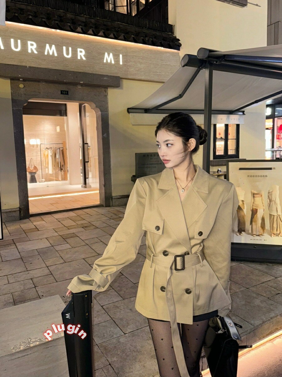 感のあるトレンチコートの女性の秋の新型の婦人服のカーキ色の英倫風の小さい背は腰の短いコートの潮を収めて送料無料。