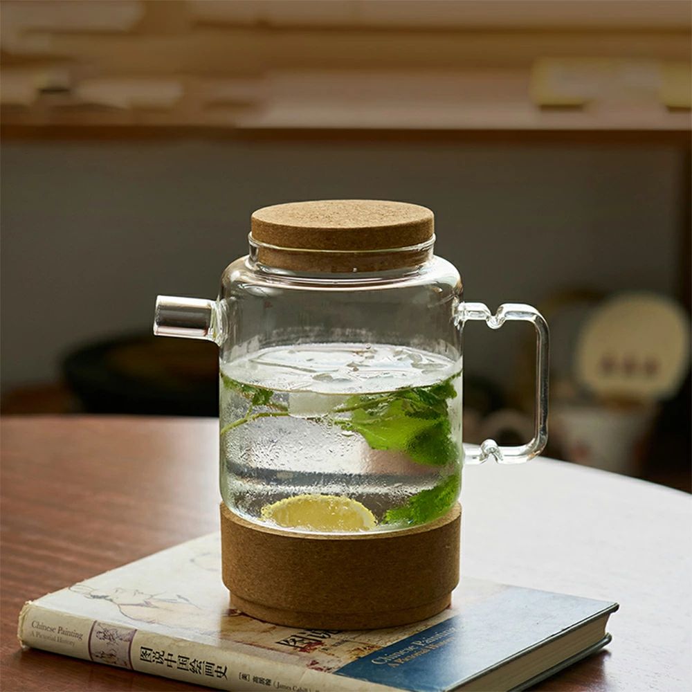 木Glass 耐熱ガラス ウォーターボトル ピッチャー＆グラス 木ソーサー付き コルク台 シンプル 日本風 和風 ガラス製ポット カップ ナチュラル ガラス急須 ジャンピング 紅茶ポット フルーツティー 花茶 レモンティー ハーフティー 自宅 来客用 直火可 洗いやすい