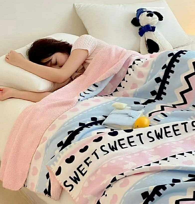 商品詳細 特徴 このシングルブランケットは、秋冬に最適な多機能アイテムです。リバーシブルフリース素材を使用し、冷房対策にも役立ちます。軽量で薄手ながらも暖かく、持ち運びやすいのが特徴です。シンプルでかわいいデザインは、どんなインテリアにもマ...