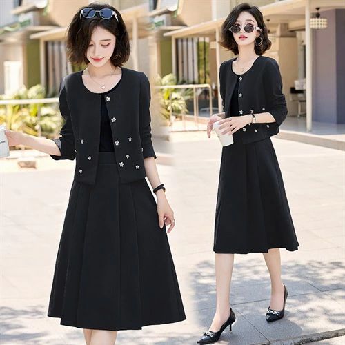 商品詳細： ご来店いただき、誠にありがとうございます。 セット内容：ジャケット+スカート カラー：写真通り お客様ご使用のPC環境により商品画像のカラーが多少異なる場合があります。 透明感：なし 伸縮性：なし 付属品：なし 厚さ：普通 素材：ポリエステル94％、スパンデックス6％、など 季節：春夏秋冬 サイズ(cm)：サイズを迷った時にお問い合わせへお勧めます ・M 着丈47cm、バスト96cm、肩幅36cm、袖丈57cm、ウェスト86cm スカート丈64cm、ウェスト68-74cm ・L 着丈48cm、バスト100cm、肩幅37cm、袖丈58cm、ウェスト90cm スカート丈65cm、ウェスト72-78cm ・XL 着丈49cm、バスト104cm、肩幅38cm 、袖丈59cm、ウェスト94cm スカート丈66cm、ウェスト76-82cm ・2XL 着丈50cm、バスト108cm、肩幅39cm 、袖丈60cm、ウェスト98cm スカート丈67cm、ウェスト80-86cm 気になる体型を綺麗にカバーしてくれるスカートスーツはこの秋に発売始めました。柔らかくて質を改良したシフォン素材で、ゆったりとした大きいサイズにして、ふわふわとしたリラックス感たっぷりして着心地が素敵です。 全体の風合いが一致できて落ち感があるセットアップです。シンプルですっきりとしたデザインで大人っぽくて上品さも漂っています。程よい厚さでこれからの季節にご愛用いただけます。 無地の厳選された色でトレンドでも定番でもコーデやすいスーツです。ハイウエストのスカートは足長く見えて、ハイウエスト切替は脚長効果抜群。ふんわりと広がったフレアシルエットで女性らしさもいっそうアップ。立体的な縫製はファッションな2点セットです。 ゆったりしたので体型や年代幅広くて着用いただけ、通勤などのフォーマル場合だけでなく、普通のお出かけなどでも大活躍できるパンツスーツです。 仕入時期により多少デザインなど異なる場合があります。ご了承ください。 平置きサイズです。また、商品によって多少の誤差がある場合がございます。予めご了承下さいませ。 初期不良品以外、イメージ、サイズや色の感じ違いの理由など、キャンセルや返品はお受けることができません。ご了承下さいませ。商品詳細： ご来店いただき、誠にありがとうございます。 セット内容：ジャケット+スカート カラー：写真通り お客様ご使用のPC環境により商品画像のカラーが多少異なる場合があります。 透明感：なし 伸縮性：なし 付属品：なし 厚さ：普通 素材：ポリエステル94％、スパンデックス6％、など 季節：春夏秋冬 サイズ(cm)：サイズを迷った時にお問い合わせへお勧めます ・M 着丈47cm、バスト96cm、肩幅36cm、袖丈57cm、ウェスト86cm スカート丈64cm、ウェスト68-74cm ・L 着丈48cm、バスト100cm、肩幅37cm、袖丈58cm、ウェスト90cm スカート丈65cm、ウェスト72-78cm ・XL 着丈49cm、バスト104cm、肩幅38cm 、袖丈59cm、ウェスト94cm スカート丈66cm、ウェスト76-82cm ・2XL 着丈50cm、バスト108cm、肩幅39cm 、袖丈60cm、ウェスト98cm スカート丈67cm、ウェスト80-86cm 気になる体型を綺麗にカバーしてくれるスカートスーツはこの秋に発売始めました。柔らかくて質を改良したシフォン素材で、ゆったりとした大きいサイズにして、ふわふわとしたリラックス感たっぷりして着心地が素敵です。 全体の風合いが一致できて落ち感があるセットアップです。シンプルですっきりとしたデザインで大人っぽくて上品さも漂っています。程よい厚さでこれからの季節にご愛用いただけます。 無地の厳選された色でトレンドでも定番でもコーデやすいスーツです。ハイウエストのスカートは足長く見えて、ハイウエスト切替は脚長効果抜群。ふんわりと広がったフレアシルエットで女性らしさもいっそうアップ。立体的な縫製はファッションな2点セットです。 ゆったりしたので体型や年代幅広くて着用いただけ、通勤などのフォーマル場合だけでなく、普通のお出かけなどでも大活躍できるパンツスーツです。 仕入時期により多少デザインなど異なる場合があります。ご了承ください。 平置きサイズです。また、商品によって多少の誤差がある場合がございます。予めご了承下さいませ。 初期不良品以外、イメージ、サイズや色の感じ違いの理由など、キャンセルや返品はお受けることができません。ご了承下さいませ。