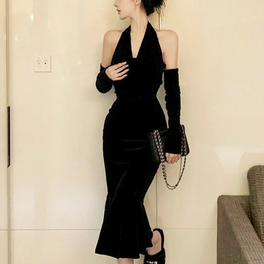 モダンでエレガントなデザインのベロアノースリーブワンピース ホルターネック Vネック 膝丈ワンピース きれいめ 女性らしい フェミニン パーティー オケージョン