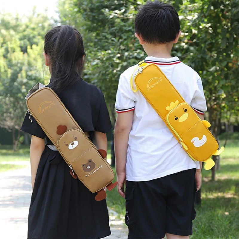 【素材】ドラムスティックホルダーバッグは、防水性と耐摩耗性に優れ、頑丈で耐久性のある高品質のオックスフォード布を使用しています。 ドラムスティックをよりよく保護するための防水性。 収納ケースは、最大4組（ドラムスティックの太さによる）をきれいに収納でき、長さは46cm以下です。 【大容量】欲しいスティックがすぐに取り出せるクリアウィンドウポーチと、スティック、マレット、ブラシを収納できるコンパートメント付き。 アイテムを持ち運ぶスペースを効果的に節約できるので、場所を取らずに多くの整理ができます。 【持ち運びしやすい】上部にソフトで持ち運びしやすいハンドルがあり、お子様に優しい設計です。年齢に応じて調節可能なショルダーストラップは、肩にかけたり背負ったりすることができます。ドラムスティックバッグセットの持ち運びを忘れがちなお子様に最適です。 【ジップ開閉式・防水】メインポケットは折りたたんだ状態でフルジップになっているので、スティックが落ちることなく、安全に使用できます。 収納ケースは高密度のオックスフォード生地を使用しており、耐水性に優れています。 【2通りの持ち方】このドラムスティックバッグは手で持ち運びやすく、両手が他の道具でふさがっている時や、疲れを感じた時にはショルダーストラップを付けても素敵です。