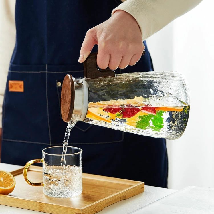 ポット フルーツティーポット ガラスポット アイスティー むぎちゃ 耐熱耐冷 2WAY注ぎ口 ピッチャー 冷蔵庫入れ可能 1800ML 麦茶ポット 紅茶 大容量 冷水ポット ガラスウォーターピッチャー 耐熱ガラス コーヒー用 木製持ち手 冷水筒 洗いやすい