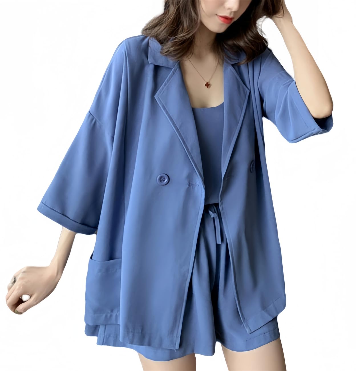 サイズについてアウター【Mサイズ】着丈69cm、肩幅68cm、バスト98cm、袖丈27cm。【Lサイズ】着丈70cm、肩幅69cm、バスト100cm、袖丈28cm。【XLサイズ】着丈71cm、肩幅70cm、バスト106cm、袖丈29cm。【2XLサイズ】着丈72cm、肩幅71cm、バスト112cm、袖丈30cm。キャミトップ【Mサイズ】着丈55cm、バスト94cm。【Lサイズ】着丈56cm、バスト96cm。【XLサイズ】着丈57cm、バスト102cm。【2XLサイズ】着丈58cm、バスト108cm。ショットパンツ【Mサイズ】着丈34cm、ウエスト58-86cm、ヒップ98cm。【Lサイズ】着丈35cm、ウエスト60-98cm、ヒップ102cm。【XLサイズ】着丈36cm、ウエスト64-104cm、ヒップ108cm。【2XLサイズ】着丈37cm、ウエスト68-110cm、ヒップ114cm。備考:平置きで測量するため、サイズにつき、1~3cmの誤差があることがございますので、予めごくださいませ。サイズについてアウター【Mサイズ】着丈69cm、肩幅68cm、バスト98cm、袖丈27cm。【Lサイズ】着丈70cm、肩幅69cm、バスト100cm、袖丈28cm。【XLサイズ】着丈71cm、肩幅70cm、バスト106cm、袖丈29cm。【2XLサイズ】着丈72cm、肩幅71cm、バスト112cm、袖丈30cm。キャミトップ【Mサイズ】着丈55cm、バスト94cm。【Lサイズ】着丈56cm、バスト96cm。【XLサイズ】着丈57cm、バスト102cm。【2XLサイズ】着丈58cm、バスト108cm。ショットパンツ【Mサイズ】着丈34cm、ウエスト58-86cm、ヒップ98cm。【Lサイズ】着丈35cm、ウエスト60-98cm、ヒップ102cm。【XLサイズ】着丈36cm、ウエスト64-104cm、ヒップ108cm。【2XLサイズ】着丈37cm、ウエスト68-110cm、ヒップ114cm。備考:平置きで測量するため、サイズにつき、1~3cmの誤差があることがございますので、予めごくださいませ。