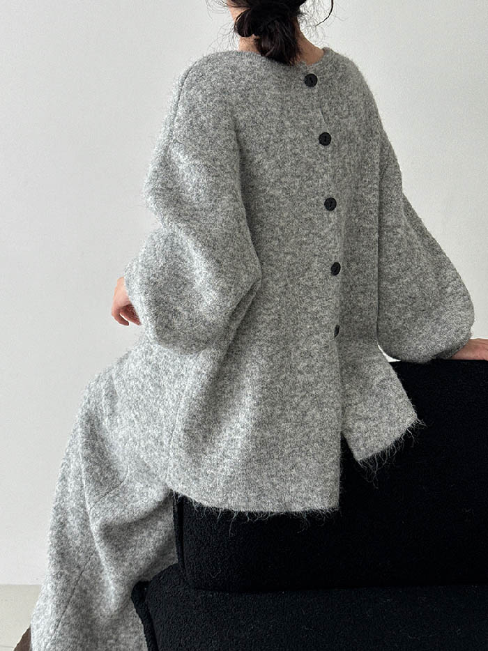 商品名 2点セット　wx-hb-095 カラー オフホワイト、グレー、 ※モニターの発色の具合により実際の商品と色が異なる場合がございます。 サイズ(F) スカート： F：ウエスト64−90cm　着丈90cm カーディガン： F：バスト136cm　肩幅58cm　袖長55cm　着丈70cm サイズは人の手によって測っているため、約1-3cmの誤差がある場合がございます。 予めご下さいませ。 素材 ポリエステル 生産国 中国 関連キーワード ニット セットアップ レディース 秋 冬 ニット バックボタン セーター プルーオーバー ニット スカート Aライン ロング丈 オーバーサイズ セーター スーツ ニット 2点セット スカート ロング丈 春 秋 冬 ゆったり 大きいサイズ 体型カバー 着痩せ シンプル カジュアル 通勤 通学 お出掛け お食事会 パーティ フォーマル カジュアル 女子会 発表会 演奏会 同窓会 卒業式 入学式 卒園式 成人式 オフィス ビジネス セレモニー 10代 20代 30代 40代 50代 60代