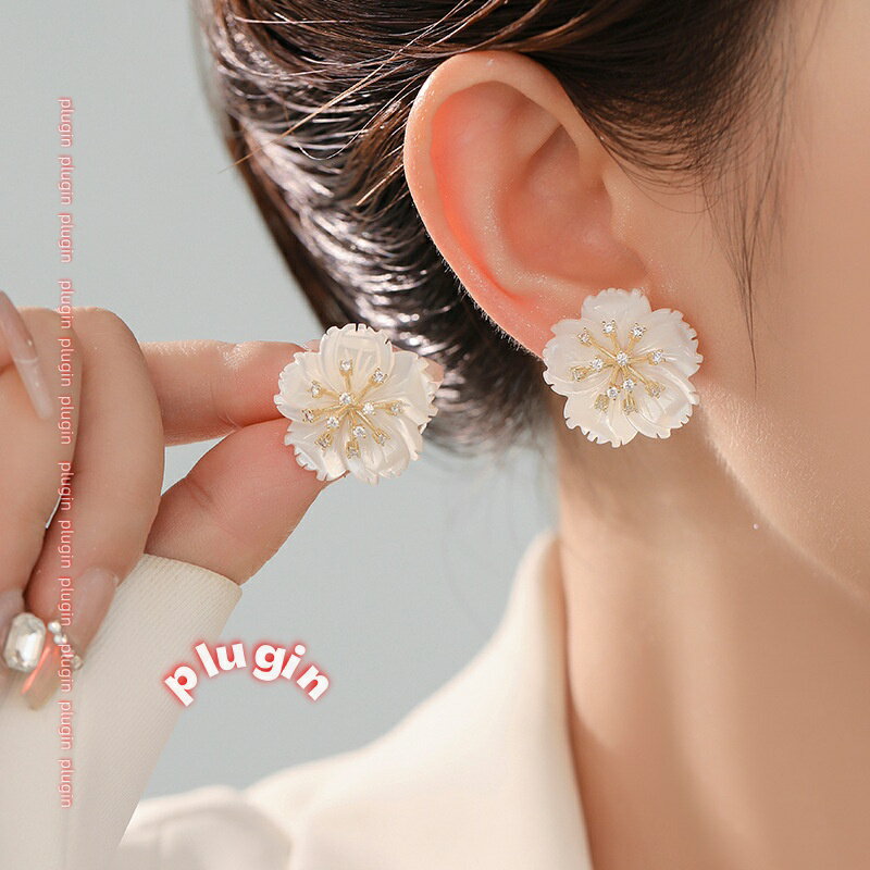 【ポイント3倍】【送料無料】ニューホワイトシェルフラワーシルバーニードルピアス 高級ファッションピアス カメリアエレガントピアス《