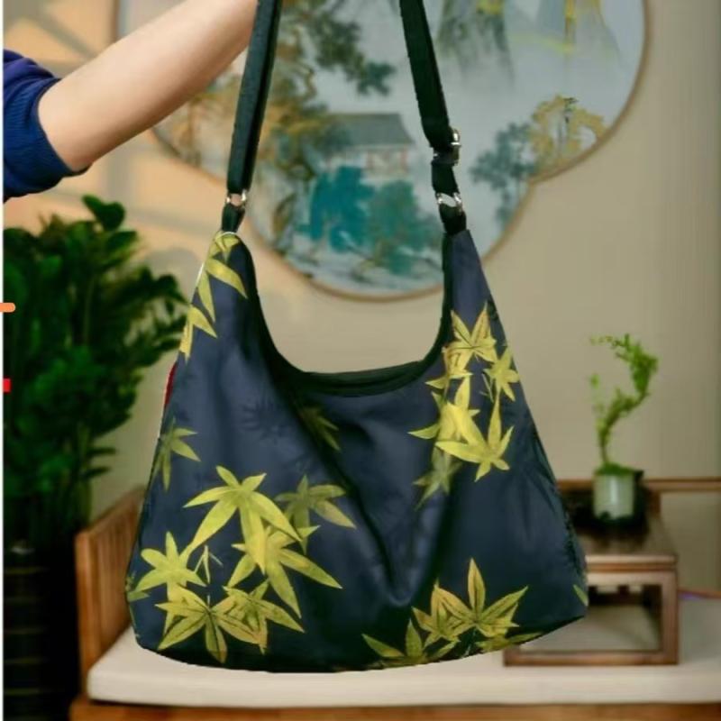 ショルダーバッグ 調節可能 ミニ コンパクト 香雲紗 花柄 織り柄 チャイナ風 クロスボディ 斜め掛け シェル型 クラウド型 デイリーユース 普段使い 万能 肩掛け鞄