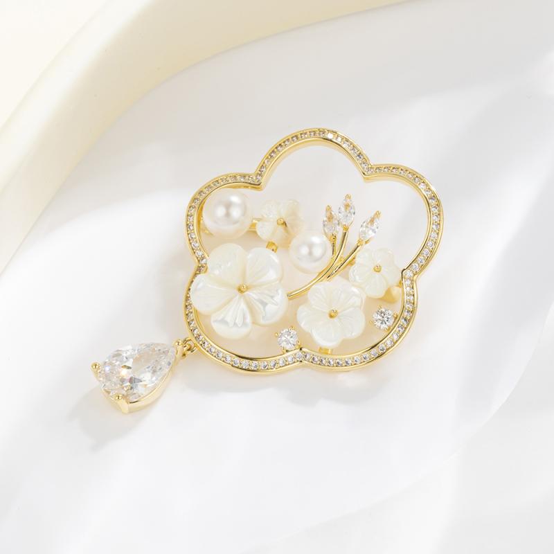 ブローチ レディース 高級感 繊細な輝き 梅の花 貝殻モチーフ 銅製 マイクロインレイ加工 個性的 おしゃれ フォーマル カジュアル スー..