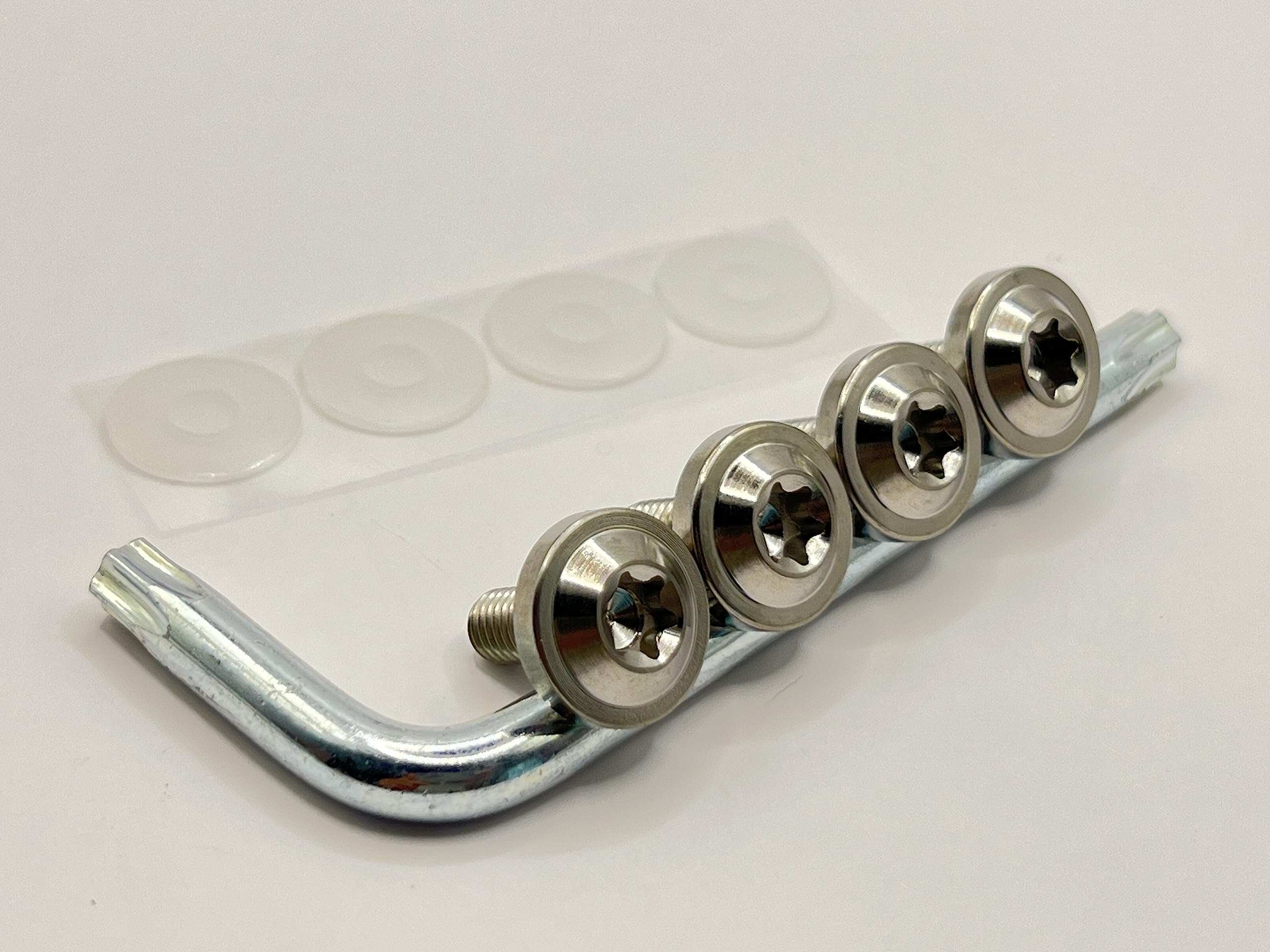 【送料無料】Kuroobaa 車用 ナンバープレートボルト チタン製 ナンバーフレーム 車用ナンバープレートカバー・ホルダー チタン合金製 防犯 盗難防止ネジ M6 4本セット (シルバー)