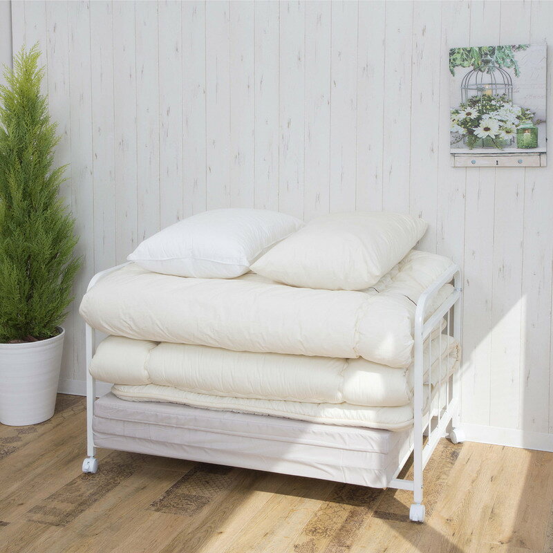 商品仕様メーカー型番BS-105商品サイズ幅104.5×奥行62×高さ63.5cm商品重量8kg材質スチール（粉体塗装）組立約30分原産国台湾※サイズ・仕様はご購入前にご確認ください。PLUS ONE KAGU / BS-105かさばる布団を、出し入れしやすく。キャスター付き布団収納ラック寝具を床から離してまとめられる、幅104.5cmの布団収納ラック。キャスターと高さ調整できる棚で、押入れ・クローゼットの収納を整えます。幅104.5cm ／ 棚高3段階 ／ キャスター付きこの商品のポイント01　キャスターで出し入れをスムーズにキャスター付きで押入れ・クローゼットから出し入れしやすい布団収納ラック02　寝具に合わせて棚高を調整棚の高さは3段階で調整でき、収納する寝具に合わせやすい設計03　床に直接置かずにまとめて収納通気性を確保しやすいスチールフレームで、床置きを避けて収納カラー・品番ホワイト品番：BS-105 WHJAN：4513895219991よくあるご質問Q. 棚の高さは調整できますか？A. はい。棚の高さは3段階で調整できます。Q. 組み立ては必要ですか？A. お客様組立品です。組立時間の目安は約30分です。Q. 購入前に確認することは？A. 押入れ・クローゼットの開口幅、奥行き、高さと、出し入れするためのスペースをご確認ください。配送・ご購入前のご案内送料について通常地域は送料込み。北海道は別途660円（税込）。沖縄・離島は都度お見積りとなります。ご住所によっては配送できない場合がありますので、ご注文前にお問い合わせください。お届けについてメーカー直送でお届けします。配送会社はご指定いただけません。土・日・祝日は出荷業務を行っておりません。在庫確認と入金確認、出荷準備の状況により発送日が異なります。商品到着後について到着後2週間以内に開梱し、商品状態をご確認ください。破損や不具合がある場合は、写真をご用意のうえ当店までご連絡ください。商品保証期間はご購入日から1年間です。返品・キャンセルについては当店の規定をご確認ください。モニターの表示環境により、実際の商品と色味が異なって見える場合があります。商品画像