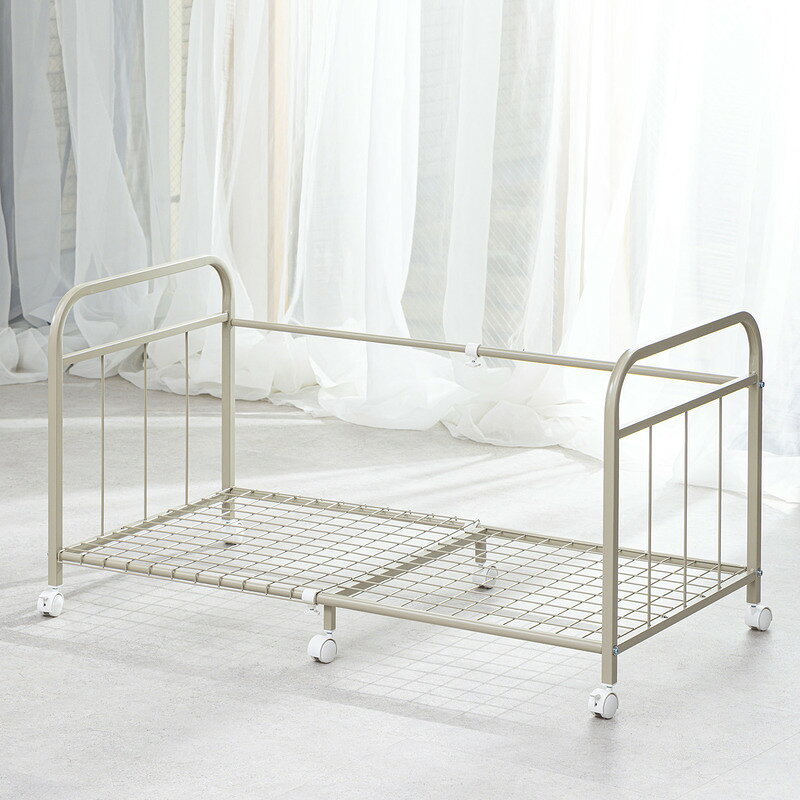 商品仕様メーカー型番SYM-640商品サイズ幅64〜116×奥行60×高さ60.5cm商品重量5.4kg材質スチール（粉体塗装）組立約30分原産国台湾※サイズ・仕様はご購入前にご確認ください。PLUS ONE KAGU / SYM-640布団の量に合わせて、収納幅をひと調整。キャスター付き伸縮布団収納ラック幅64〜116cmまで伸縮する布団収納ラック。スチールフレームで寝具を床から離してまとめ、キャスターで出し入れをしやすくします。幅64〜116cm ／ 奥行60cm ／ キャスター付きこの商品のポイント01　幅64〜116cmに伸縮幅64〜116cmまで伸縮できる布団収納ラック02　キャスター付きで出し入れしやすくキャスター付きで押入れ・クローゼットから出し入れしやすい03　寝具を床から離して収納スチールフレームで寝具を床から離して収納カラー・品番グレージュ品番：SYM-640GEJAN：4513895221581ホワイト品番：SYM-640WHJAN：4513895221192よくあるご質問Q. 横幅はどのくらい変えられますか？A. 幅64〜116cmまで伸縮します。収納場所と寝具の量に合わせてお使いください。Q. 組み立ては必要ですか？A. お客様組立品です。組立時間の目安は約30分です。Q. 購入前に確認することは？A. 押入れ・クローゼットの開口部と収納部の寸法、出し入れのスペースをご確認ください。配送・ご購入前のご案内送料について通常地域は送料込み。北海道は別途660円（税込）。沖縄・離島は都度お見積りとなります。ご住所によっては配送できない場合がありますので、ご注文前にお問い合わせください。お届けについてメーカー直送でお届けします。配送会社はご指定いただけません。土・日・祝日は出荷業務を行っておりません。在庫確認と入金確認、出荷準備の状況により発送日が異なります。商品到着後について到着後2週間以内に開梱し、商品状態をご確認ください。破損や不具合がある場合は、写真をご用意のうえ当店までご連絡ください。商品保証期間はご購入日から1年間です。返品・キャンセルについては当店の規定をご確認ください。モニターの表示環境により、実際の商品と色味が異なって見える場合があります。商品画像