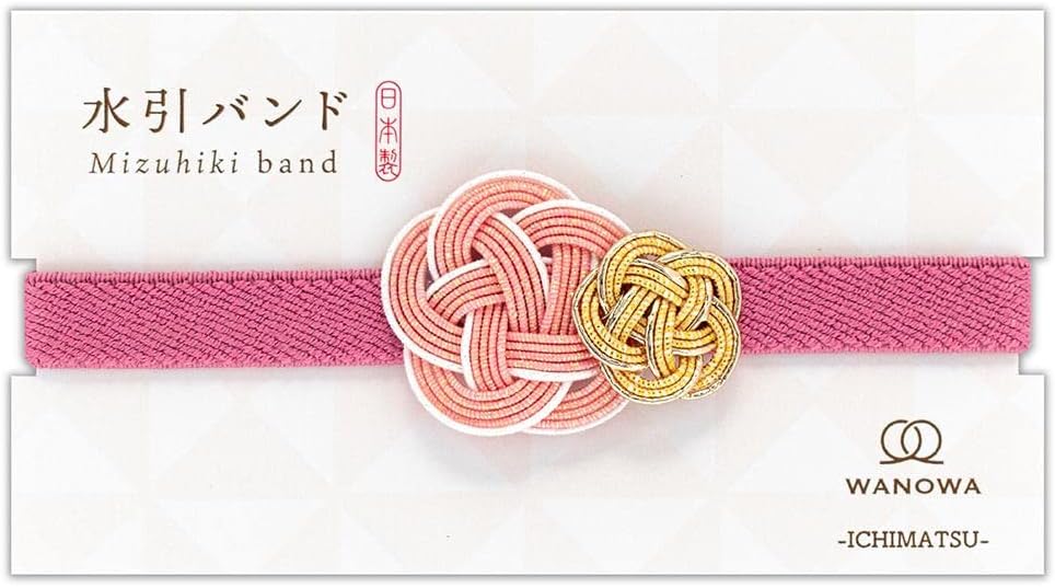 凝った水引がついたゴムバンド です。 桃色と金色の品のある2色の梅結びがアクセントになっています。 朱印帳や手帳のバンド、ラッピングなどにお使いいただけます。 結びはなるべく平たくしているので、手荒に扱わなければ引っかかることもなく、強度も十分です。 ゴムバンド：内径70mm×10mm幅 営業カバンでの持ち運びテスト、伸ばしのテスト（200回以上）済み。