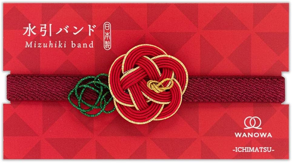 凝った水引がついたゴムバンド です。 椿の形の可愛い結びがアクセントになっています。 朱印帳や手帳のバンド、ラッピングなどにお使いいただけます。 結びはなるべく平たくしているので、手荒に扱わなければ引っかかることもなく、強度も十分です。 ゴムバンド：内径70mm×10mm幅 営業カバンでの持ち運びテスト、伸ばしのテスト（200回以上）済み。