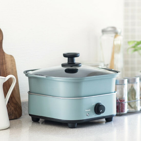 商品名ピーコック コンパクトグリル鍋 WGV-A60 ASM商品説明コンパクトで、スタイリッシュ。 どんどん使いたくなるグリル鍋。 キッチンや食卓にすっきりなじむ、コンパクトなグリル鍋。 いろいろな調理が楽しめるので、普段のお料理からホームパーティまでさまざまなシーンで大活躍のうれしい1台です。商品詳細消費電力(W)：600 本体サイズ(約mm)：［なべ使用時］304×264×207　［焼肉プレート使用時］240×257×109 本体質量(約kg)：1.85 付属品：オリジナルレシピブックJANコード4971860035463備考（ピーコック魔法瓶 peacock 電気鍋 電気なべ 電気グリル鍋 電気調理鍋 卓上鍋 グリル 鍋 小型 卓上 焼肉プレート コンパクト 更新日：2023/09/14）お鍋も、焼肉も。これ1台で ピーコック コンパクトグリル鍋 WGV-A60 ASM