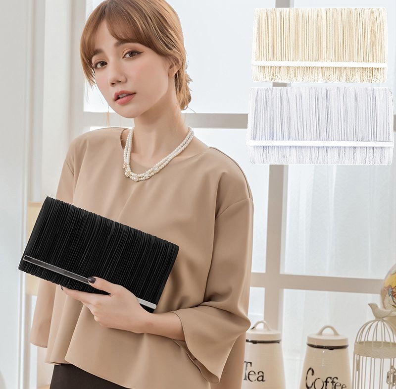 きれいめデザインのレディース用パーティーバッグです。 チェーンが付いていてショルダーバッグとして2way使用できるのが魅力的。 結婚式などのパーティーシーンから普段使いまで幅広く使えるアイテムです♪ 【サイズについて】 画像をご参照ください。 【カラーについて】 【カラーについて】 生産ロットにより柄の出方や色の濃淡が多少異なる場合がございます。 お使いのモニターや撮影時の光の加減などにより 画像と実際の商品のカラーが若干異なる場合もございます。 【サイズについて】 測り方により誤差が生じる場合がございます。 同じサイズでもカラーやデザインによって大きさが異なる場合もございます。 【衣類・バッグ等、縫製品について】 海外製品の為、縫製基準が日本と異なるケースもあることから 縫製が甘い・雑・糸の始末ができていない等が見受けられる場合もございます。 ※上記理由による返品、交換はお断りする場合がございます※ 【素材について】 ポリエステル