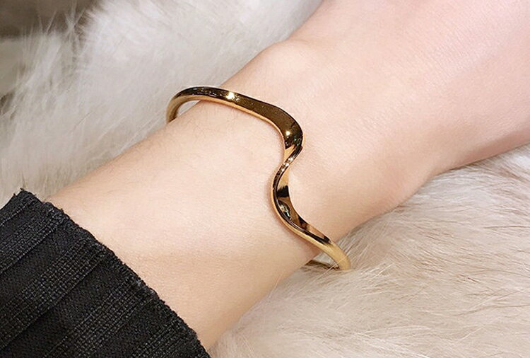 Plus Naoの送料無料 バングル ブレスレット アクセサリー レディース 女性 腕輪 波 ウェーブ シンプル おしゃれ ギフト プレゼント 贈り物 ファッション雑貨｜アングル2