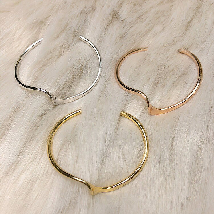 Plus Naoの送料無料 バングル ブレスレット アクセサリー レディース 女性 腕輪 波 ウェーブ シンプル おしゃれ ギフト プレゼント 贈り物 ファッション雑貨｜アングル3