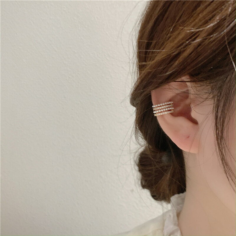 Plus Naoの送料無料 イヤーカフ イヤカフ レディース アクセサリー 片耳用 1個売り ゴールドカラー ウェアリング C型 4連風 4重 フェイクパール ラインストーン キラキラ 幅広 ピアスホール不要 軟骨 上品 華やか イヤークリップ 挟む 存在感 ギフト プレゼント 穴あけ不要 女性用 おし｜アングル2