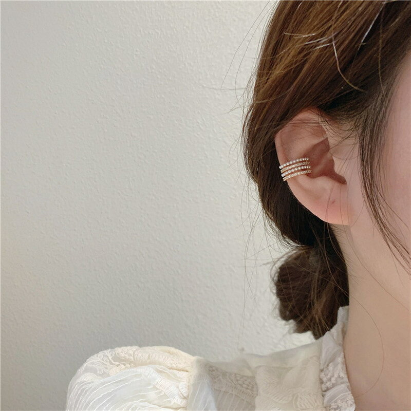 Plus Naoの送料無料 イヤーカフ イヤカフ レディース アクセサリー 片耳用 1個売り ゴールドカラー ウェアリング C型 4連風 4重 フェイクパール ラインストーン キラキラ 幅広 ピアスホール不要 軟骨 上品 華やか イヤークリップ 挟む 存在感 ギフト プレゼント 穴あけ不要 女性用 おし｜アングル3