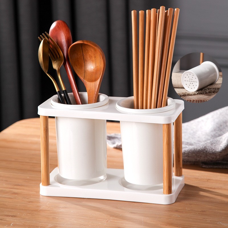 セラミック＆木製＆プラスチックの北欧風ナチュラルデザイン♪ 2in1タイプのカトラリースタンドです。 便利な水切り穴付きで、ペンケースとしてもお洒落☆ 引っ越しや一人暮らしを始めるお友達への贈り物としても◎ 【サイズについて】 画像をご参照ください。 【カラーについて】 生産ロットにより柄の出方や色の濃淡が異なる場合がございます。 お使いのモニターや撮影時の光の加減などにより 画像と実際の商品のカラーが異なる場合もございます。 予告なしにカラーやデザインなどの変更がある場合もございます。 【素材について】 セラミック、木（竹）、プラスチック