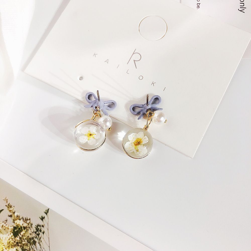 送料無料 スタッドピアス レディース 女性用 アクセサリー 揺れる フェイクパール お花 フラワー リボンモチーフ ちょうちょ結び カジュアル ナチュラル 大人かわいい キュート おしゃれ 耳飾り 普段使い 婦人 普段使い ファッション小物 プレゼント 贈り物 ギフト 誕生日 記の商品画像 2
