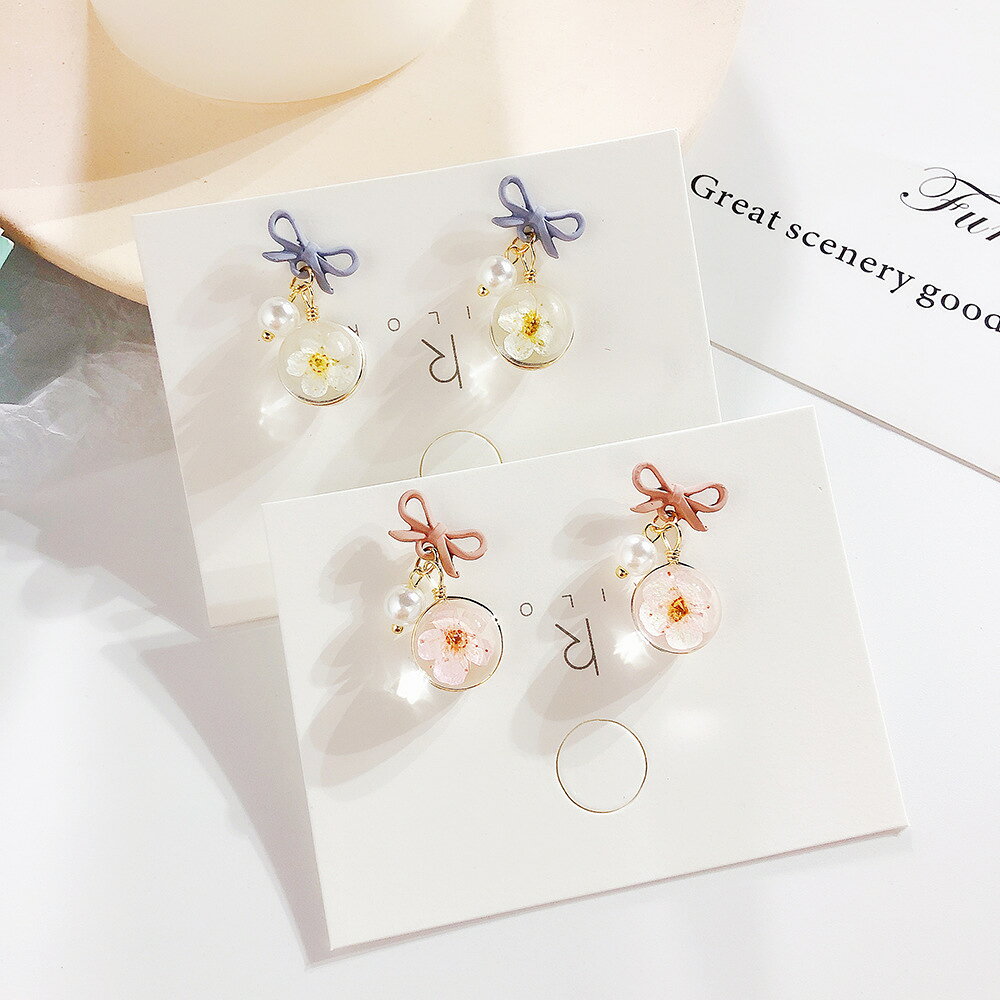送料無料 スタッドピアス レディース 女性用 アクセサリー 揺れる フェイクパール お花 フラワー リボンモチーフ ちょうちょ結び カジュアル ナチュラル 大人かわいい キュート おしゃれ 耳飾り 普段使い 婦人 普段使い ファッション小物 プレゼント 贈り物 ギフト 誕生日 記の商品画像 3
