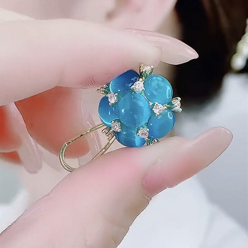 Plus Naoの送料無料 ピアス スタッドピアス レディース 女性 アクセサリー 小ぶり 小さめ フラワー お花 ラインストーン お洒落 おしゃれ かわいい 普段使い デイリー お出かけ 耳飾り ギフト プレゼント 婦人用｜アングル2