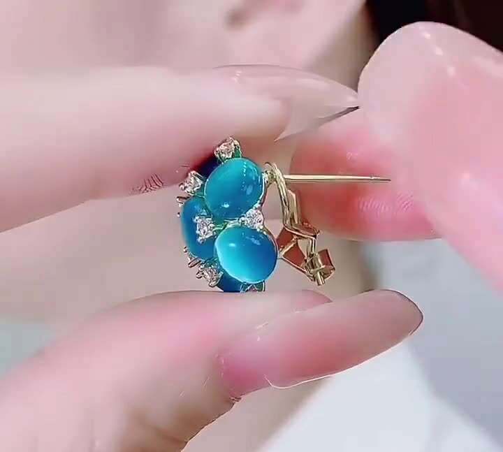 Plus Naoの送料無料 ピアス スタッドピアス レディース 女性 アクセサリー 小ぶり 小さめ フラワー お花 ラインストーン お洒落 おしゃれ かわいい 普段使い デイリー お出かけ 耳飾り ギフト プレゼント 婦人用｜アングル3