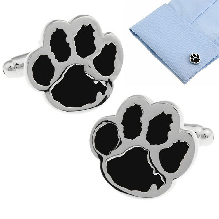 猫の足跡のデザインが可愛いカフスボタンです。 シャツやジャケットのオシャレアイテムに♪ 普段使いはもちろん、結婚式・パーティーなどにもオススメです☆ 【サイズについて】 画像をご参照ください。 【カラーについて】 生産ロットにより柄の出方や色の濃淡が異なる場合がございます。 お使いのモニターや撮影時の光の加減などにより 画像と実際の商品のカラーが異なる場合もございます。 予告なしにカラーやデザインなどの変更がある場合もございます。 【素材について】 合金