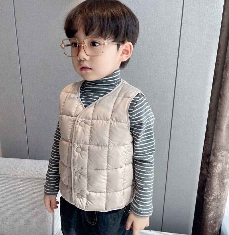送料無料 中綿ベスト ダウン風ベスト キッズ ベビー ジュニア 子供用 男の子 女の子 アウター 防寒 暖かい Vネック 前開き 前ボタン スナップボタン 上着 カジュアル シンプル 無地 単色 ソリッドカラー あったかい あたたかい 寒さ対策 ぬくぬく 冬 こども服 子ども服 子供 2