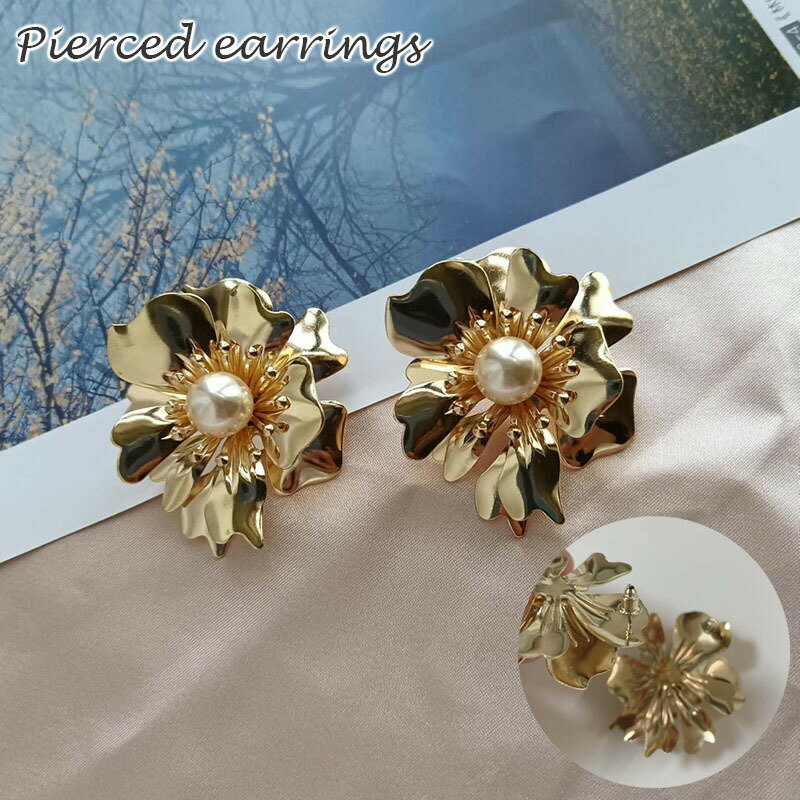 送料無料 スタッドピアス レディース フラワー 花 アクセサリー 女性用 メタリック フェイクパール ゴールドカラー おしゃれ かわいい お出かけ フェミニン ...