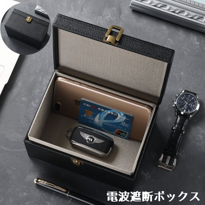 リレーアタックから愛車を守り、スマートフォンのGPS対策もできる電波遮断ボックスです。 おしゃれなPUレザーで車内や家のインテリアの邪魔になりません。 【サイズについて】 画像をご参照ください。 【カラーについて】 生産ロットにより柄の出方や色の濃淡が異なる場合がございます。 お使いのモニターや撮影時の光の加減などにより 画像と実際の商品のカラーが異なる場合もございます。 予告なしにカラーやデザインなどの変更がある場合もございます。 【素材について】 PU 【補足説明】 ※注意事項 蓋をしっかりとしめ、密封されている状態で電波遮断ができ、機能します。 ただし、機器を入れてから圏外になるまでには多少の時間差があるためご注意ください。