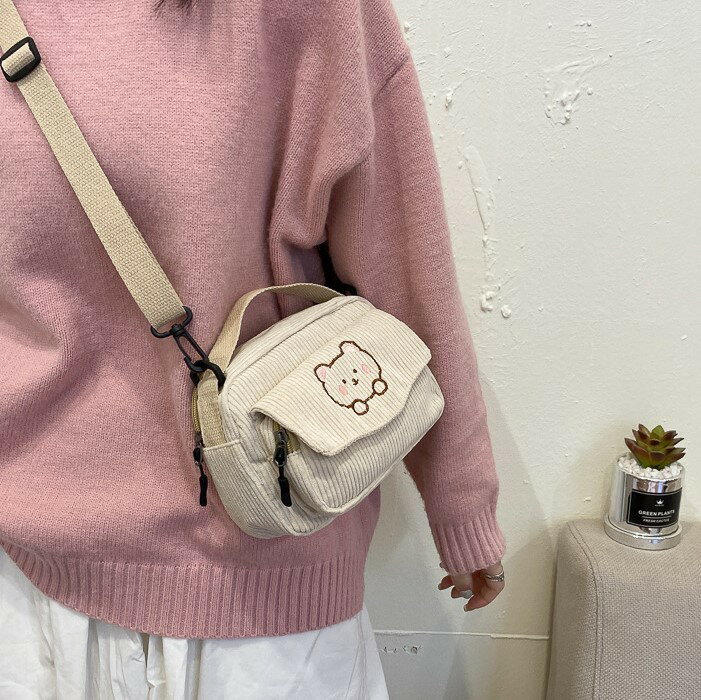 送料無料 2wayバッグ ショルダーバッグ カバン ハンドバッグ 鞄 レディース 女性 ミニサイズ コンパクトサイズ 長方形 チャック ジッパー カニカン マグネットボタン コーデュロイ 刺繍 熊 クマ ブラック ピンク カジュアル ポップ かわいい キュート ガーリー