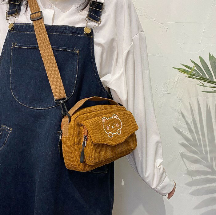 送料無料 2wayバッグ ショルダーバッグ カバン ハンドバッグ 鞄 レディース 女性 ミニサイズ コンパクトサイズ 長方形 チャック ジッパー カニカン マグネットボタン コーデュロイ 刺繍 熊 クマ ブラック ピンク カジュアル ポップ かわいい キュート ガーリー