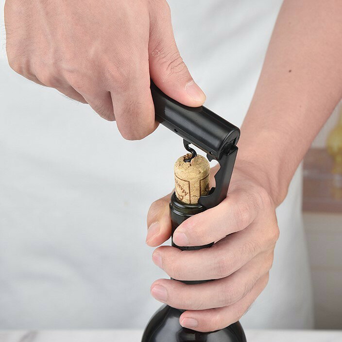 送料無料 ワインオープナー コルク抜き コルク栓抜き マグネット 磁石 キッチン雑貨 生活雑貨 ワイングッズ ワインボトル型 折り畳み式 スクリュー式 ブラック おしゃれ ユニーク クール かっこいい かわいい キュート plusnao-10373267 Plus Nao サンプル画像3