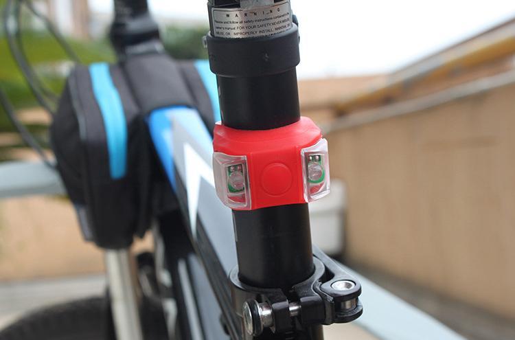 送料無料 自転車ライト テールライト LEDライト シリコン 尾灯 リアライト 電池式 3モード切替え サイクルライト 取付け簡単 工具不要 小型 コンパクト 夜間走行 事故対策 自転車アクセサリー 自転車用品 防災グッズ 散歩 夜釣り 登山 持ち歩き便利 plusnao-10388168 Plus Nao サンプル画像3