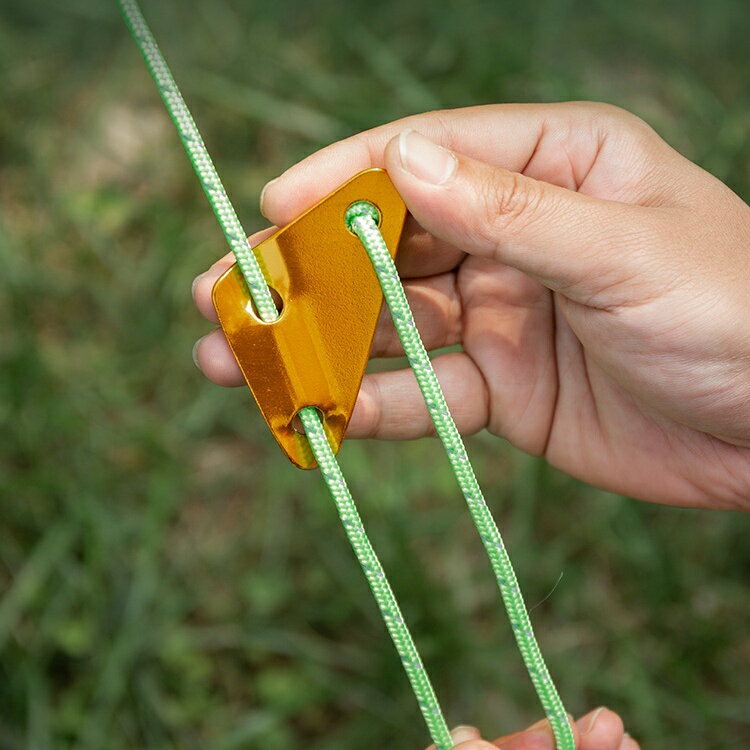 送料無料 自在金具 単品 三角形 3つ穴 3穴 3サイズ ロープ固定 ロープストッパー テント タープ 設営 アルミニウム テントグッズ ロープテンショナー ストッパー キャンプ 固定用 バックル ロープフック アウトドア アルミ自在金具 トライアングル ロープ長さ調整