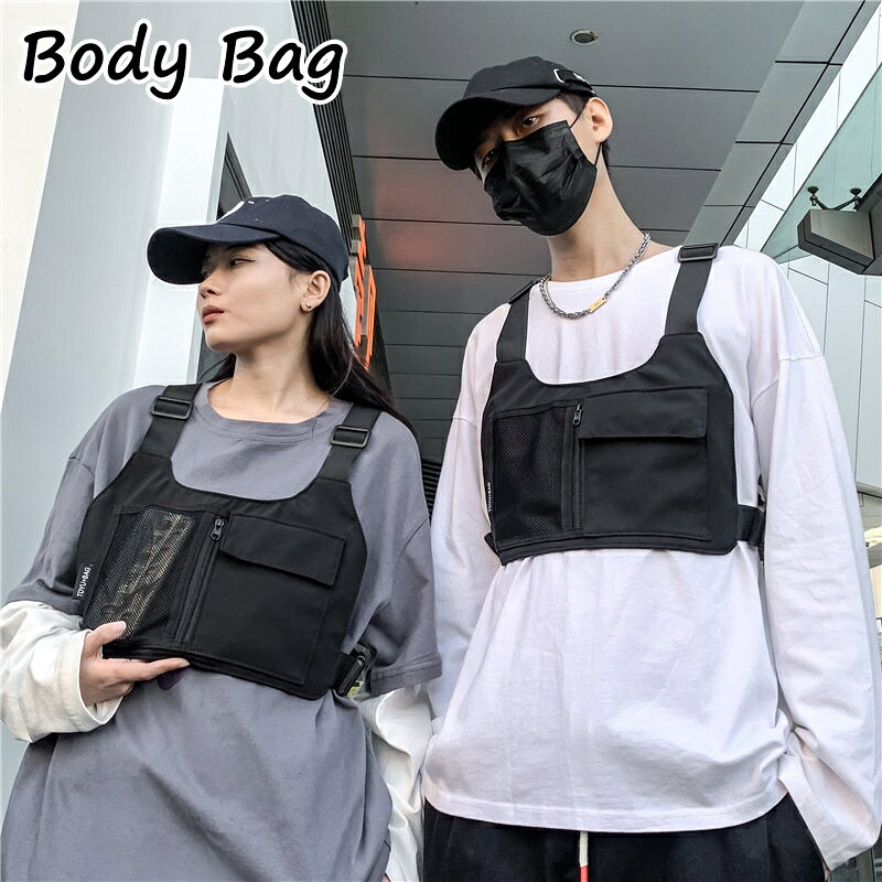 ベスト型のボディバッグです。 スマホなどの小物を持ち歩くときに便利です♪ 【サイズについて】 画像をご参照ください。 【カラーについて】 生産ロットにより柄の出方や色の濃淡が異なる場合がございます。 お使いのモニターや撮影時の光の加減などにより 画像と実際の商品のカラーが異なる場合もございます。 予告なしにカラーやデザインなどの変更がある場合もございます。 【素材について】 ナイロン、ポリエステル