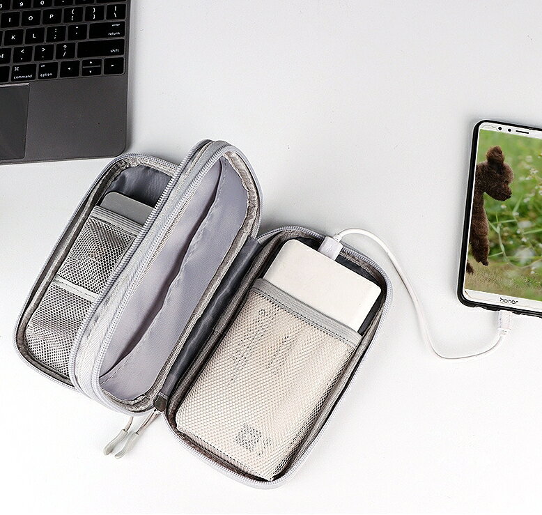 送料無料 ガジェットポーチ ガジェットケース 耐衝撃 防水 パソコン周辺小物 PC コード 小物入れ 収納ポーチ ファスナー ハンドストラップ付き 充電器 ケーブル 持ち運び 泊り 宿泊 旅行 出張 便利 メッシュ ポケット 無地 単色 シンプル ブラック 黒 グレー ピンク plusnao-10392670 Plus Nao サンプル画像2