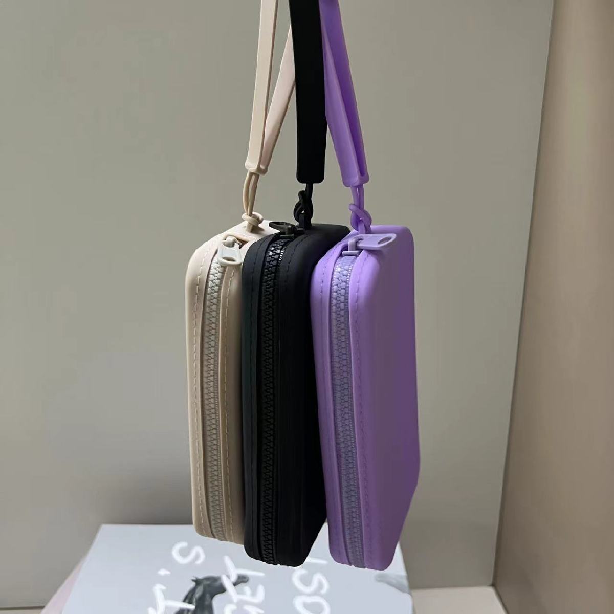 送料無料 化粧ポーチ コスメポーチ ガジェットポーチ 小物入れ シリコン メイク 化粧品 収納ケース トラベルポーチ 持ち運び 充電ケーブル イヤホン マルチ 便利 plusnao-10395320 Plus Nao サンプル画像3